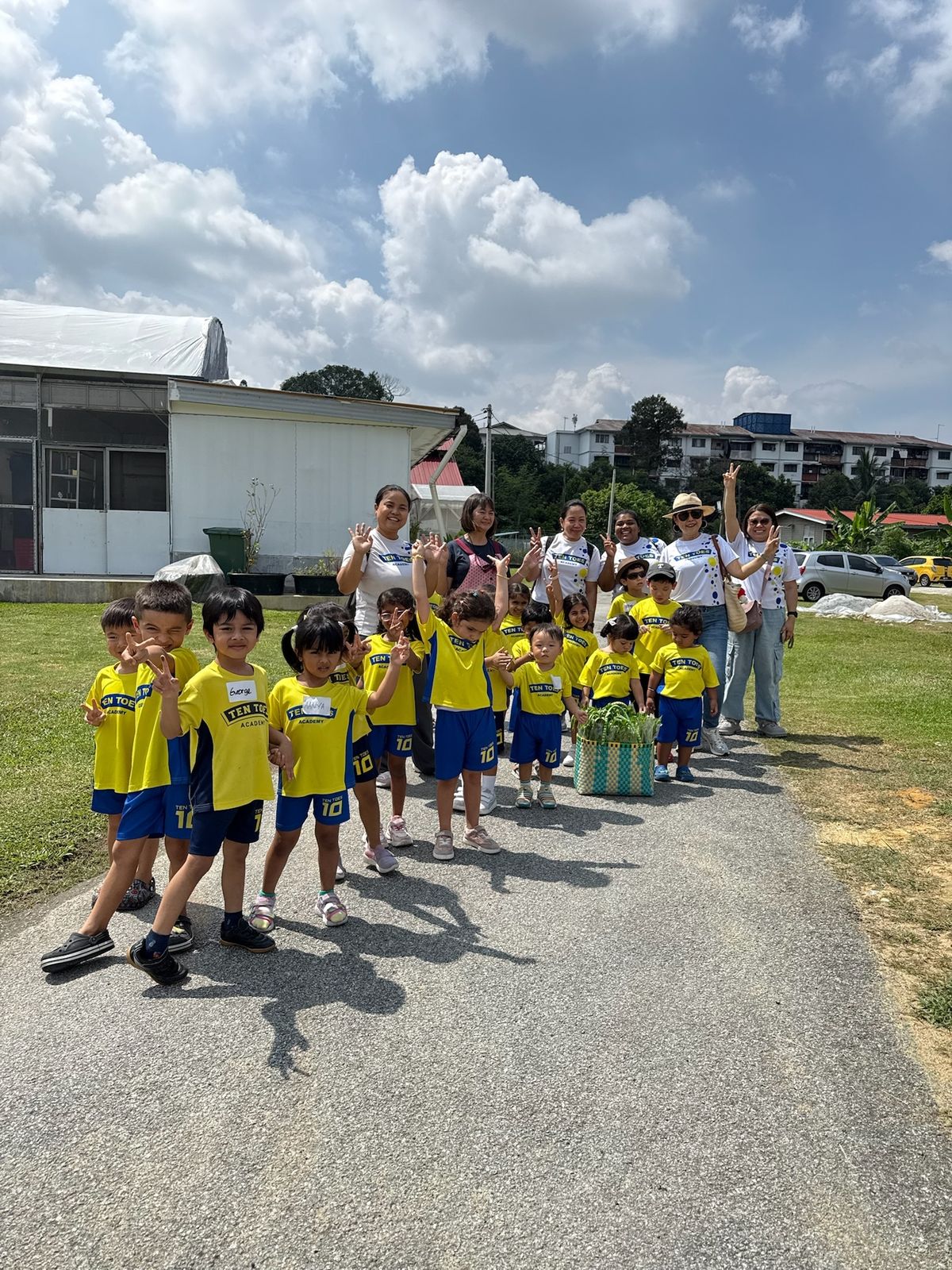 Ten Toes Academy preschool group on a farm tour at Aquaville